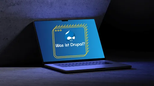 Laptop mit blauem Bildschirm und Drupal-Logo, auf dunklem Hintergrund.